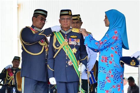 General Norazlan inspecting ground crew operations during air base readiness exercise in Malaysia