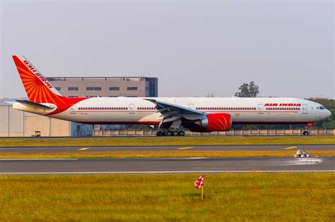 Grounded Boeing 777 at Charles de Gaulle