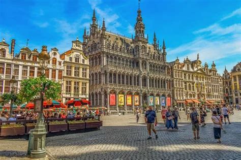 guided walking tour passing Manneken Pis in Brussels old town