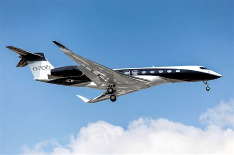 gulfstream g700 inflight rendering with route overlay and distance chart