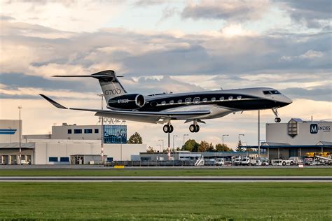 Gulfstream G700 taking off from Savannah airport during speed record flight