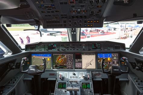Gulfstream G800 cockpit flight deck advanced avionics
