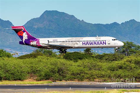 Hawaiian Airlines Boeing 717 interisland flight over Maui coastline