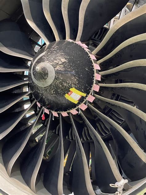 high bypass turbofan engine fan blades modern airliner