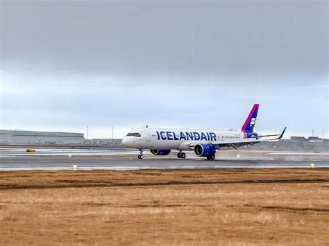 icelandair airbus a321lr at keflavik with passengers boarding