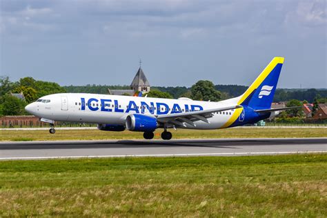 Icelandair aircraft preparing for departure from PIT