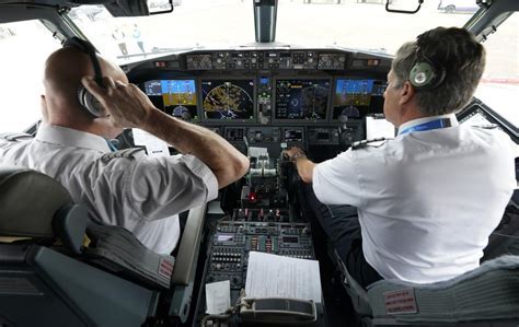 Inside the Aerolíneas Argentinas control room during pilot coordination strike response