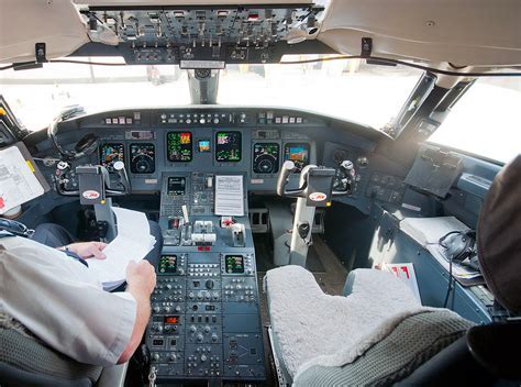inside the flight deck of a psa airlines crj900 jet