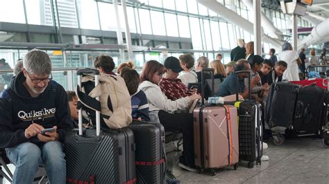 israir boarding gate with delayed status and passengers waiting