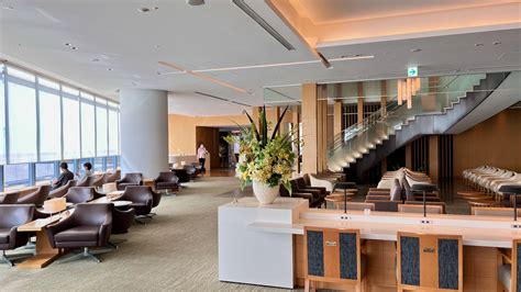 Japan Airlines Sakura Lounge at Haneda with traditional decor and modern amenities