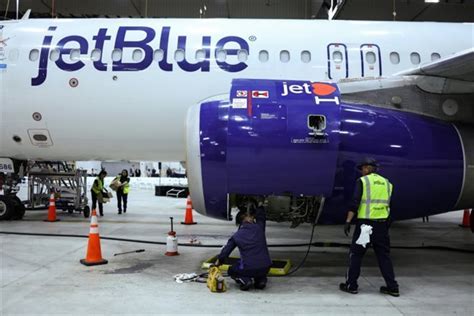 JetBlue maintenance crew inspecting Airbus A321