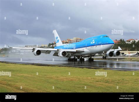 klm 787-9 landing at st maarten princess juliana international airport