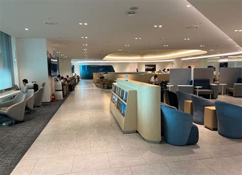 korean air lounge at incheon international airport with business travelers