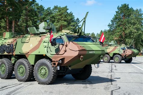 Latvian Army troops evaluating Patria 6×6 at Ādaži base