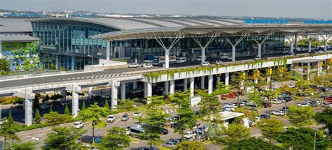 Line of Mai Linh and Vinasun taxis at Noi Bai Airport curb