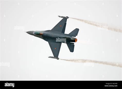 Lockheed Martin F-16 Fighting Falcon performing high speed banking turn