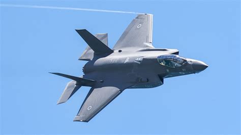 Lockheed Martin F-35 Lightning II fighter aircraft flight deck cooling system