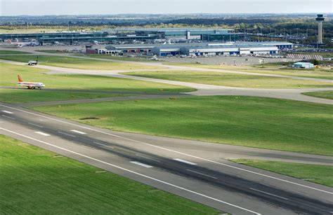 London Stansted Airport runway 04/22 with Ryanair aircraft at the terminal