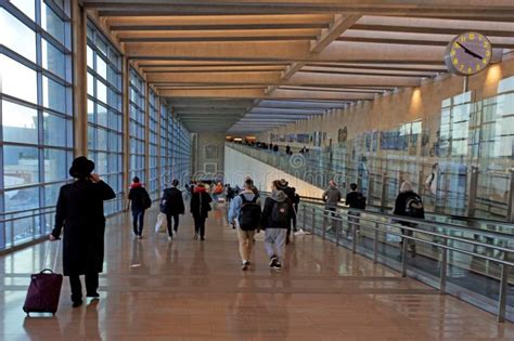 long lines of passengers at security checkpoints in Ben Gurion Airport