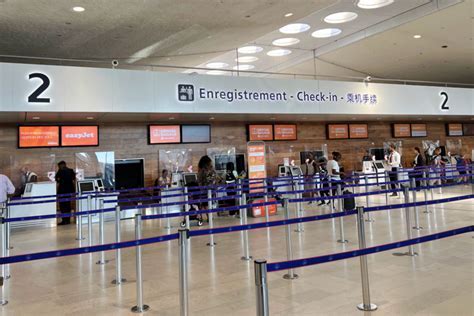 long travel lines at Santiago de Cuba’s airport check-in counter