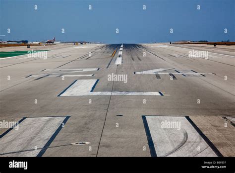 los angeles international airport runway activity