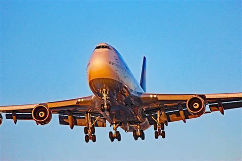 Lufthansa 747-400 landing at sunset, symbolizing the aircraft’s twilight years in service