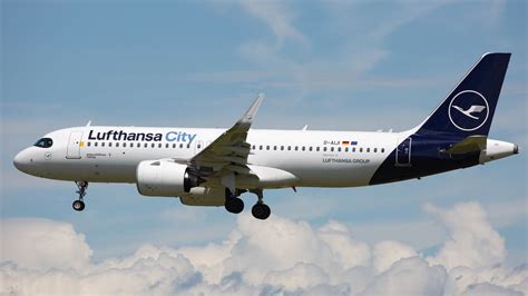 Lufthansa Airbus A320neo in the current dark blue livery