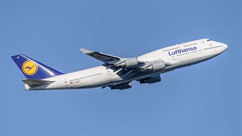 Lufthansa Boeing 747-400 departing Frankfurt Airport
