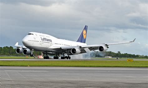 Lufthansa Boeing 747-400 on final approach with landing gear deployed