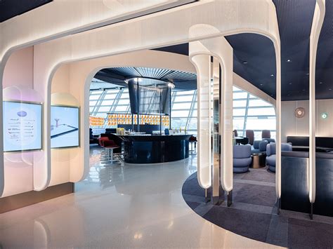 Mabuhay Miles traveler accessing oneworld airport lounge network