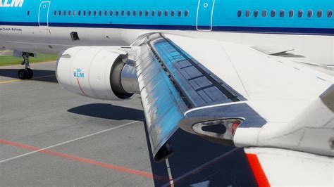 MD-11 winglet detail and trijet tail configuration