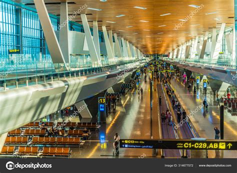 Melbourne Airport departure hall filled with stranded passengers amid airline schedule disruptions