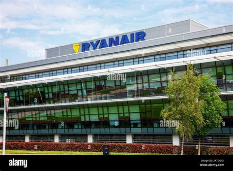 michael o’leary addressing media outside ryanair headquarters