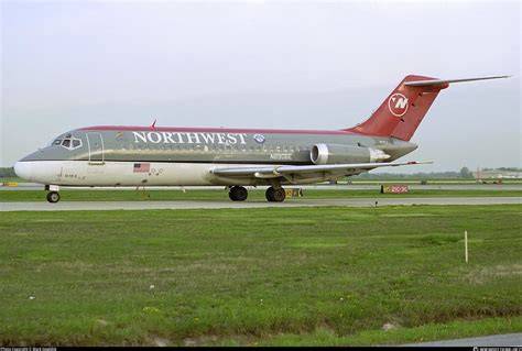 Northwest Airlines DC-9 ground operations and fuel conservation era at Minneapolis airport