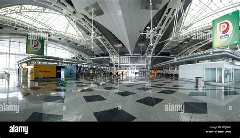 Overcrowded departure hall at Porto Airport