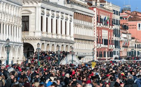 overcrowded narrow streets in Venice filled with cruise passengers