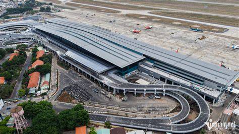 Overflowing departure halls in Tan Son Nhat International Airport, Ho Chi Minh City during Wipha