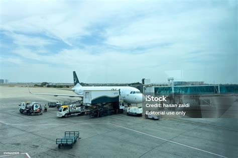 pakistan international airlines at karachi airport