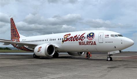 Passenger queues at Kuala Lumpur International Airport after Batik Air and Malaysia Airlines suspend flights to India and Pakistan