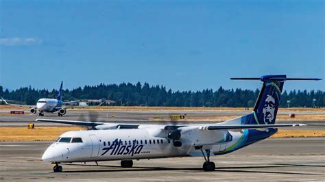 Passengers boarding an ERJ 175 at Seattle-Tacoma International Airport