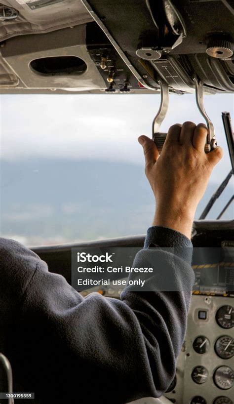 pilot adjusting approach speed during landing