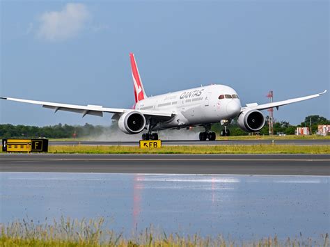 qantas 787 flying over south pacific on sydney santiago route