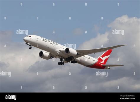 Qantas Boeing 787-9 Perth London Heathrow sunrise landing