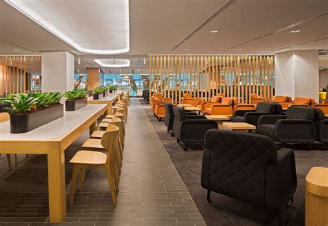 qantas singapore lounge dining and bar area