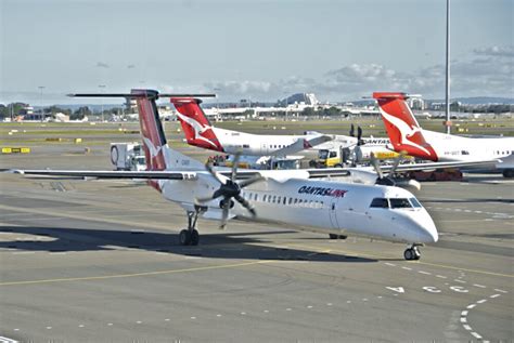QantasLink Dash 8-400 landing at Mildura Airport