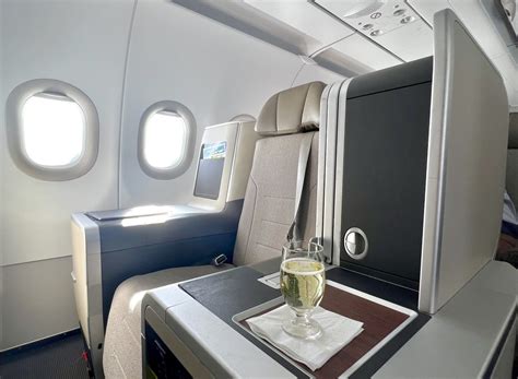 Qatar Airways A321neo business class cabin lie flat seat premium dining service