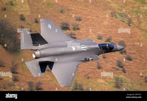 RAF Lakenheath F-35 jets lined up UK airbase