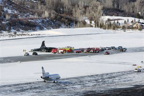 regional jet landing at aspen pitkin county airport in winter