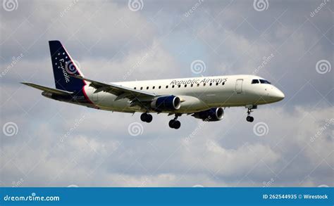 Republic Airways jet landing at Chicago O’Hare under Delta Connection branding