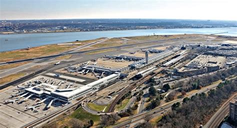 Ronald Reagan Washington National Airport DCA terminal and aircraft operations near Washington DC